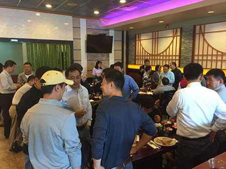 专家们相谈甚欢，直到晚上时辰，仍不舍离去