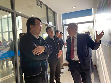 管幼军副区长一行先来到生物分析尝试室参观