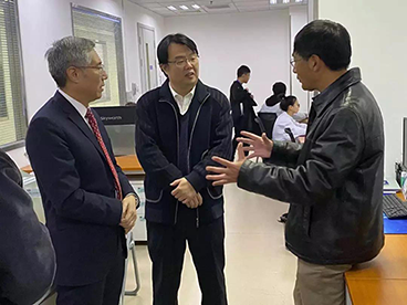 管幼军副区长一行先来到生物分析尝试室参观