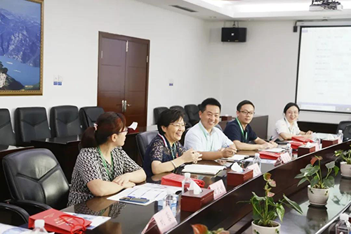 宜昌人福药业副总裁、总工程师李莉娥，产品开发中心主任吕金良，副主任吴有斌、曲龙妹等