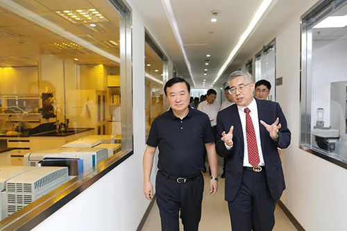 BB贝博生物医药首创人&CEO陈春麟博士等人向翁祖亮书记介绍公司情况