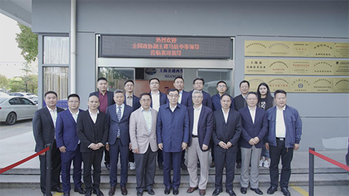 十二届全国政协副主席马培华一行人与BB贝博辅导合影