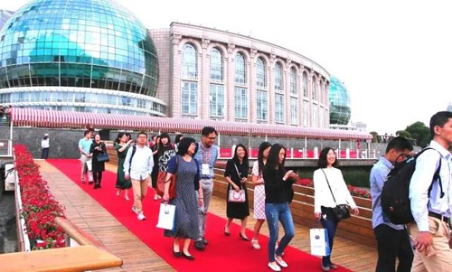 晚宴伊始，前来参与晚宴的嘉宾们纷纷踏上红毯，前往船埠