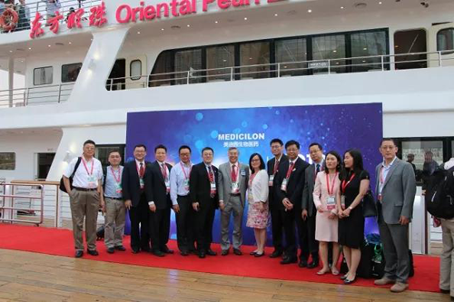 参与晚宴的嘉宾们在游船前留影