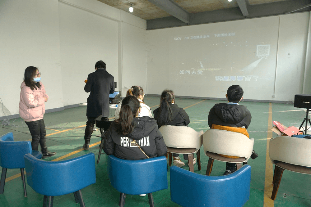 在春节 “涝爝天” 活动中，BB贝博给留沪过春节的员工筹备了丰硕多彩的活动