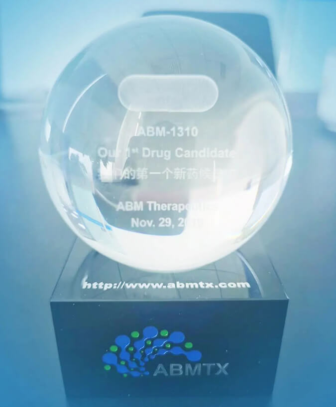 璧辰医药赠予BB贝博“BB贝博第一个候选化合物”留想奖杯.jpg